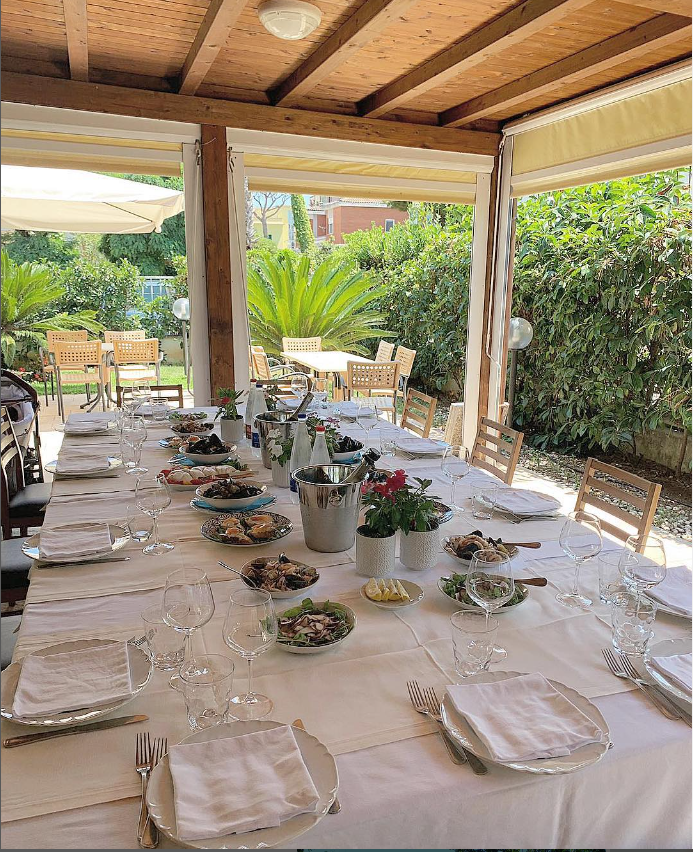 Ristoranti a Terracina sul mare. Qui si vede la tavola imbandita dell'Hotel Ristorante Mare Azzurro, che offre piatti di pesce fresco e non solo