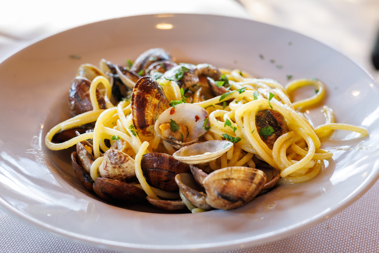 Spaghetti alle vongole, una delle pietanze da mangiare assolutamente su un ristorante in riva al mare